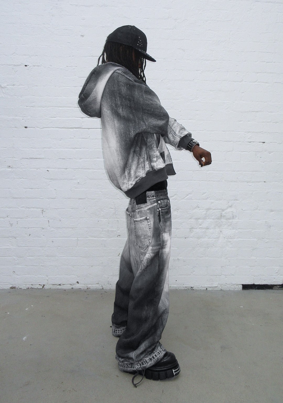 OFF-GRID OVERSIZE-JOGGINGHOSE IN DENIM-OPTIK, GEWASCHENES SCHWARZ