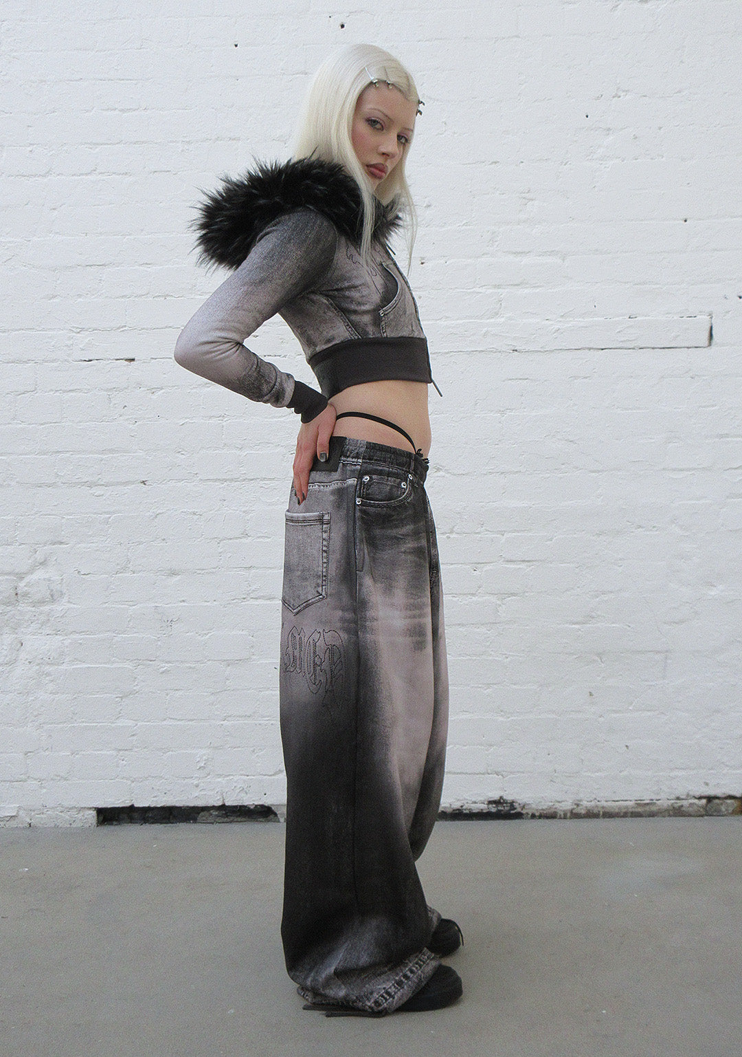 OFF GRID getailleerde hoodie met rits, imitatiebont en denimlook, gewassen zwart (afneembaar bont)