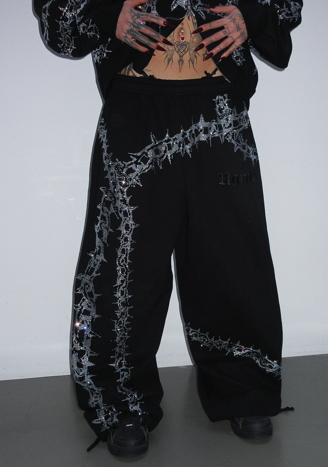 OMEN OVERSIZE-JOGGINGHOSE MIT STRASSSTEINEN SCHWARZ