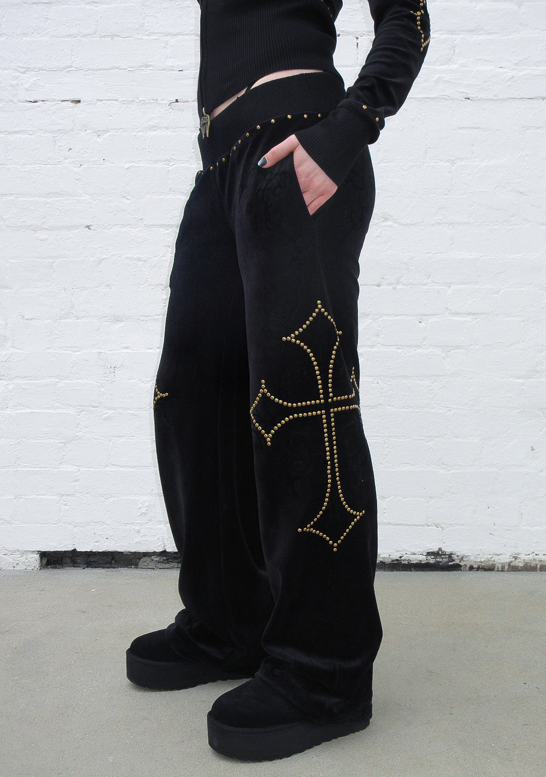 REBEL velours sweatpants met studs, zwart