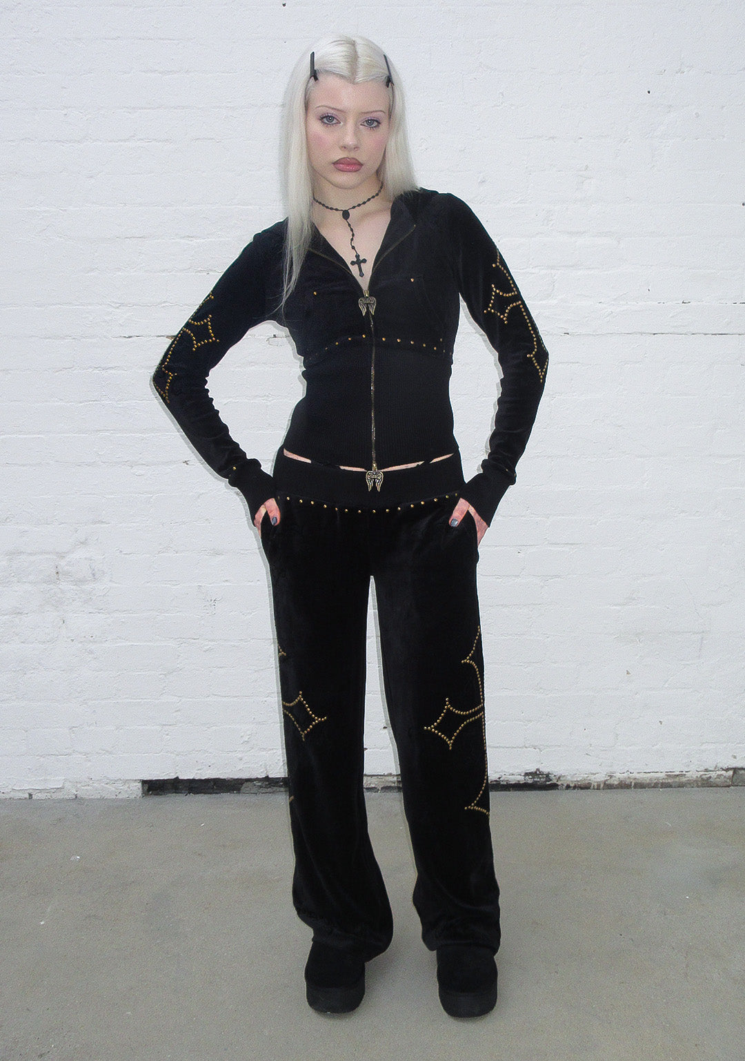 REBEL velours sweatpants met studs, zwart