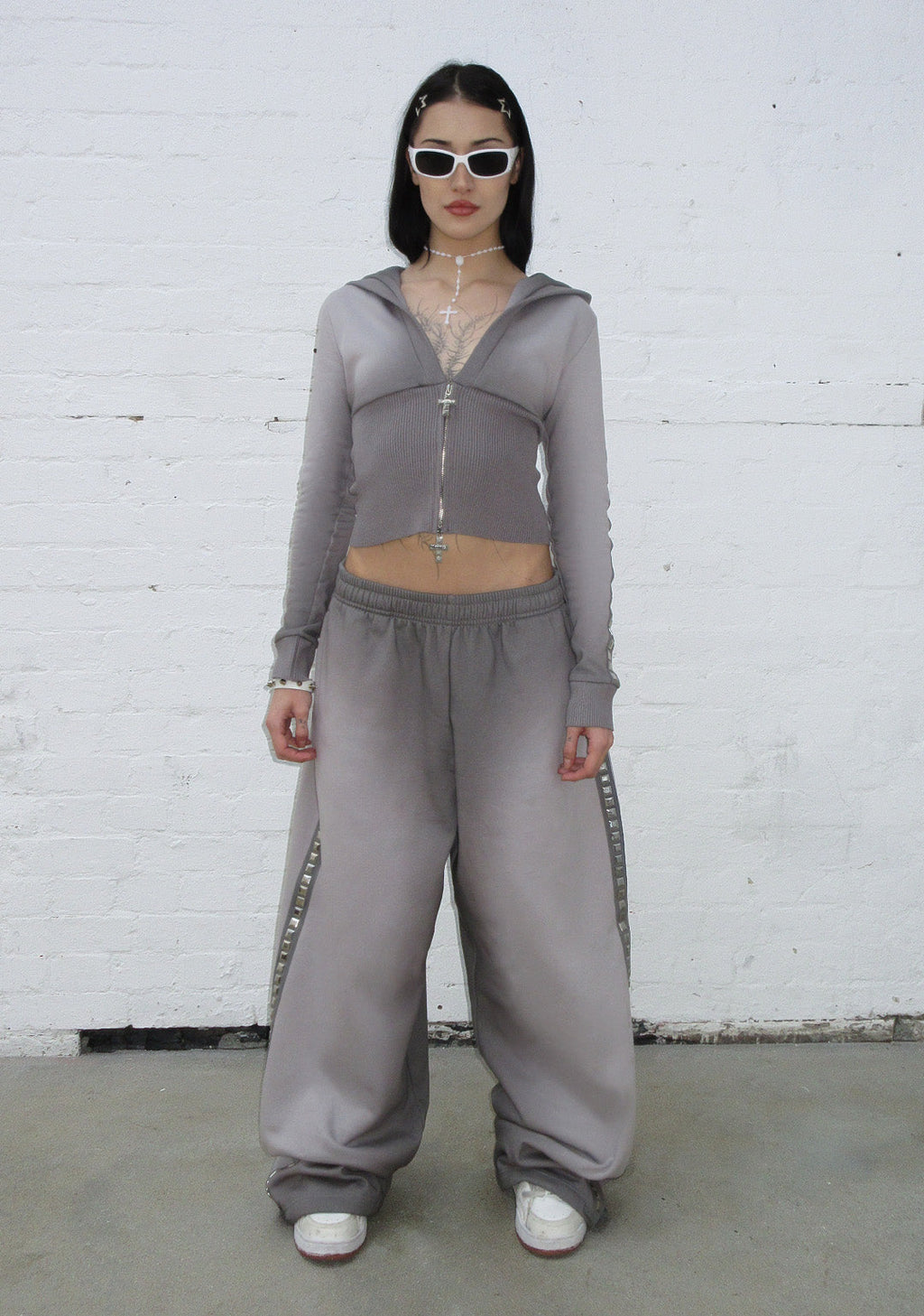 FELPA ADERENTE CON CAPPUCCIO E ZIP CON BORCHIE RUMOUR GRIGIO SFUMATO