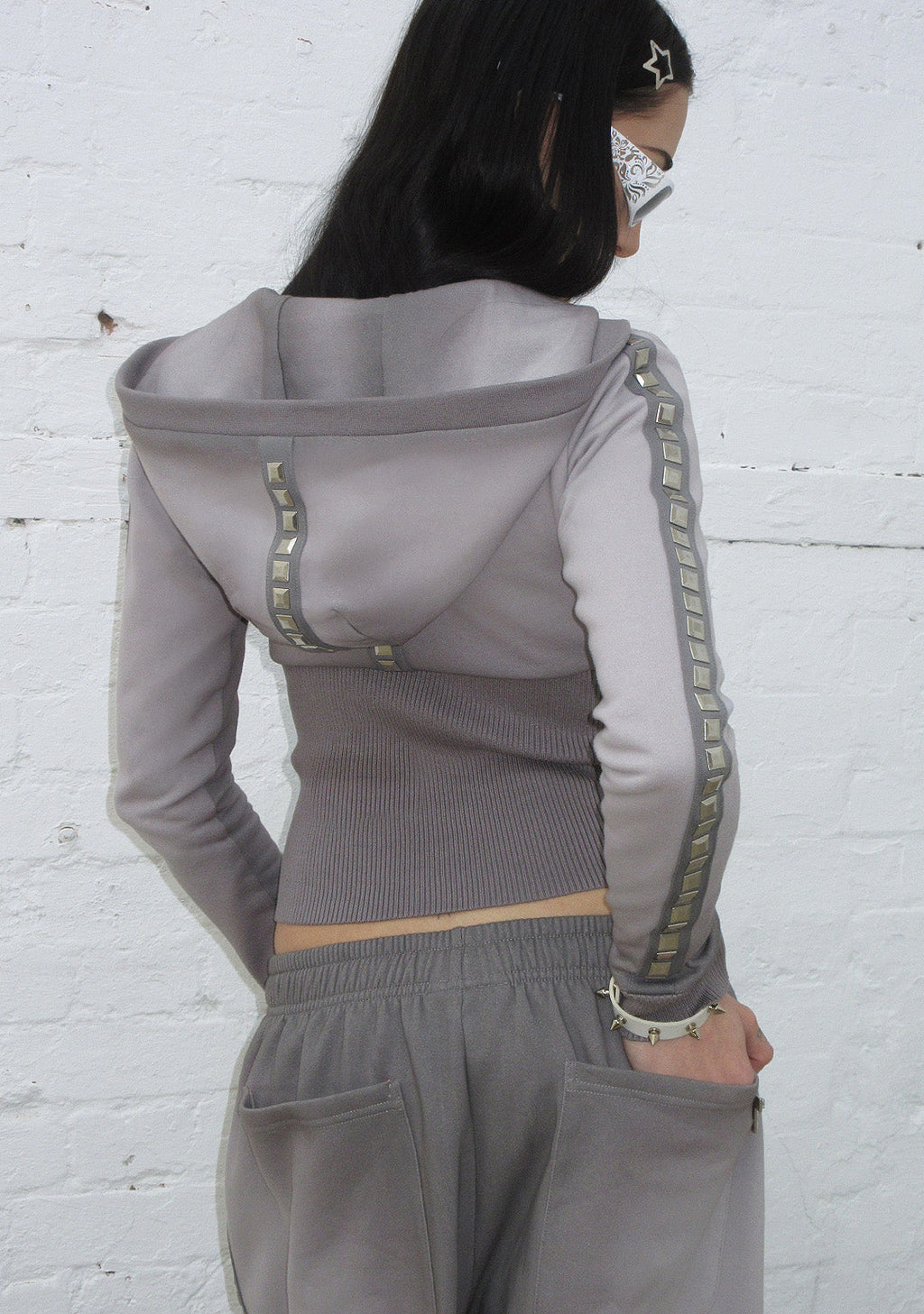 FELPA ADERENTE CON CAPPUCCIO E ZIP CON BORCHIE RUMOUR GRIGIO SFUMATO