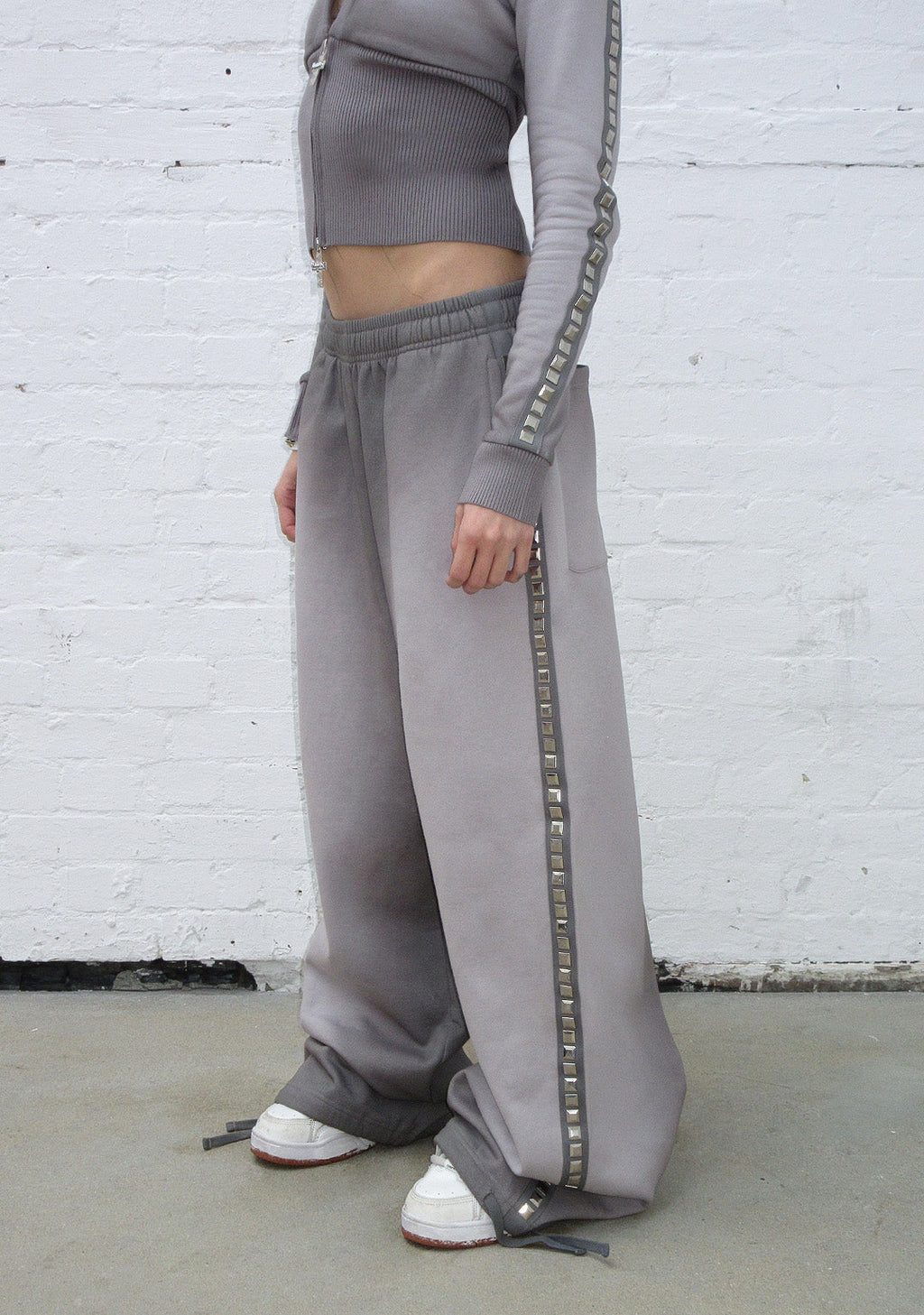 PANTALON DE JOGGING OVERSIZE RUMOUR STUDDED GRIS DÉGRADÉ