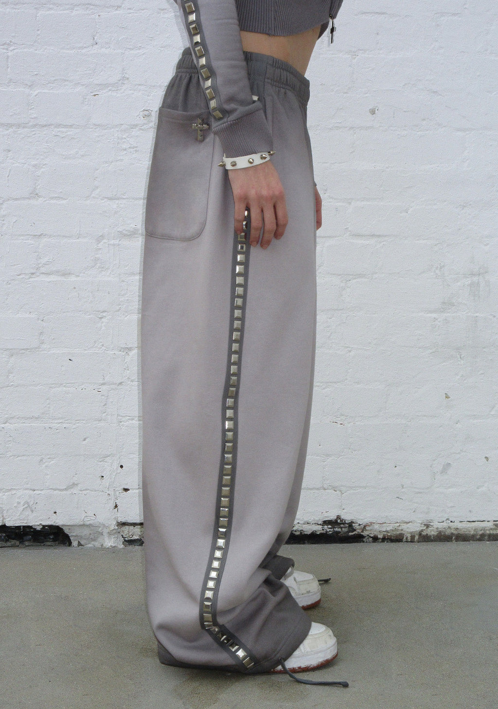 PANTALON DE JOGGING OVERSIZE RUMOUR STUDDED GRIS DÉGRADÉ