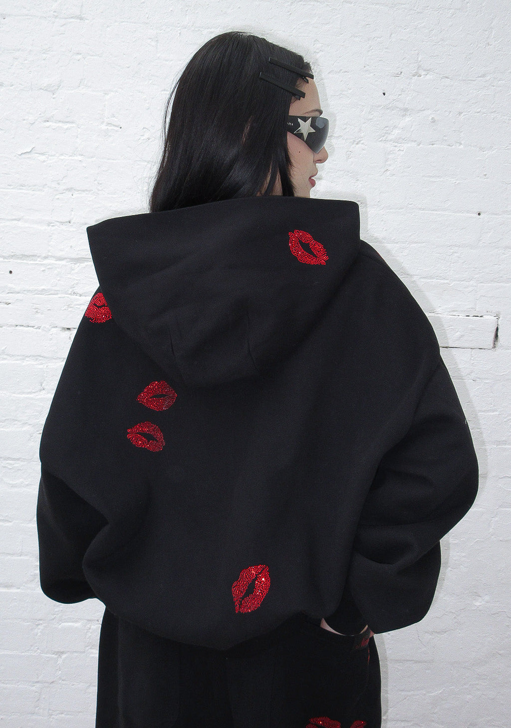 Felpa con cappuccio e zip TEASE con strass a forma di bacio nera