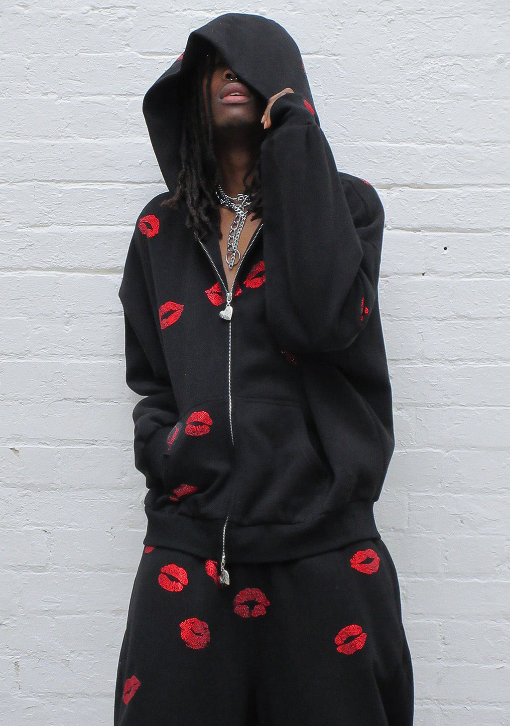 Felpa con cappuccio e zip TEASE con strass a forma di bacio nera