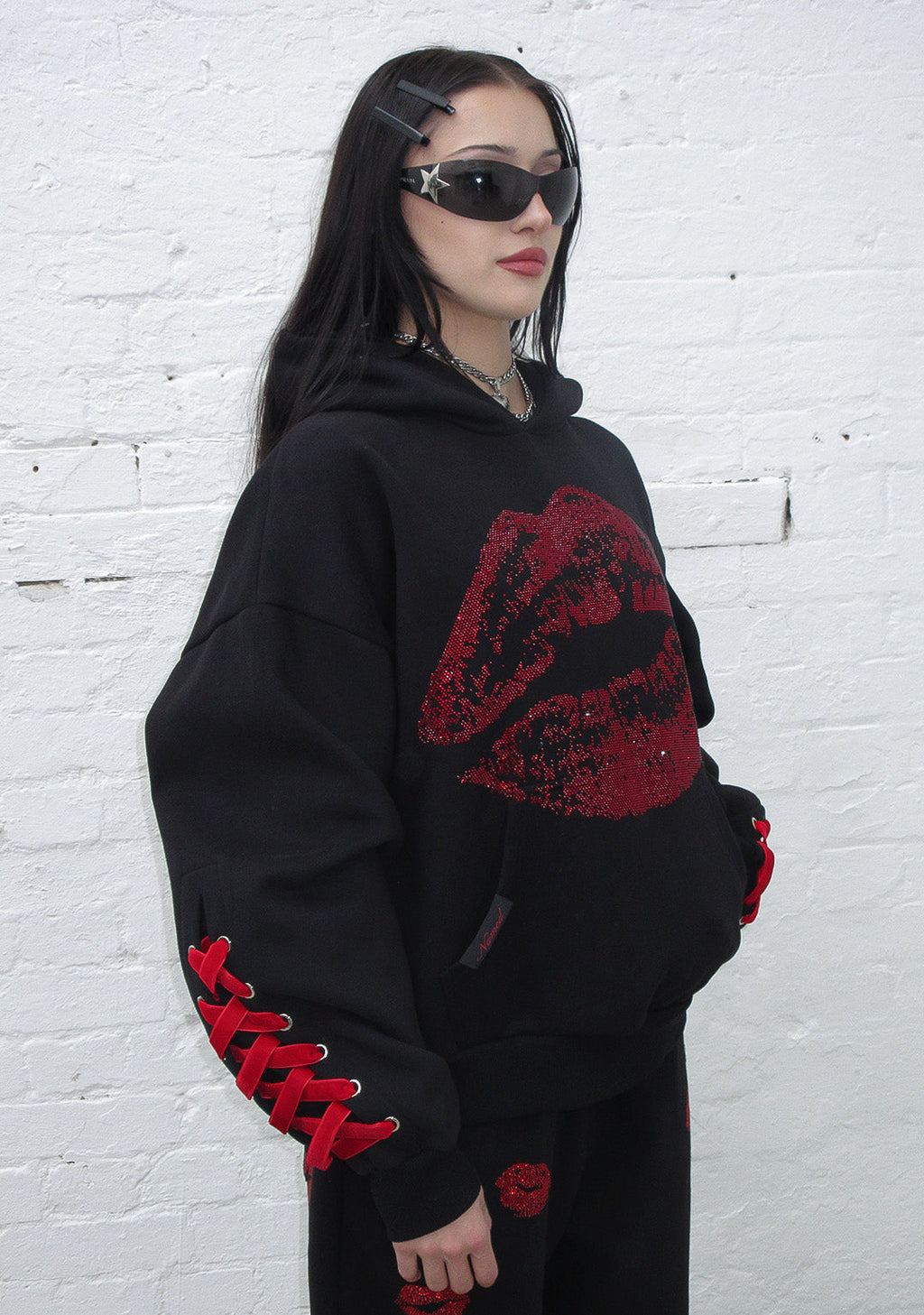 TEASE RHINESTONE KISS KAPUZENPULLOVER SCHWARZ