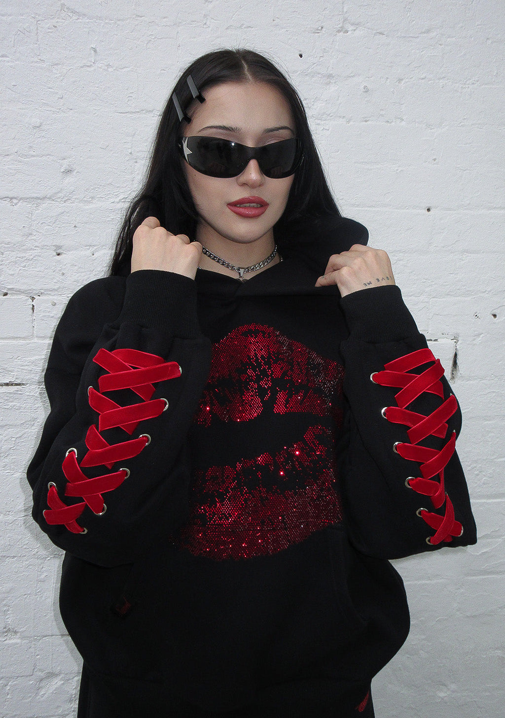 TEASE RHINESTONE KISS KAPUZENPULLOVER SCHWARZ
