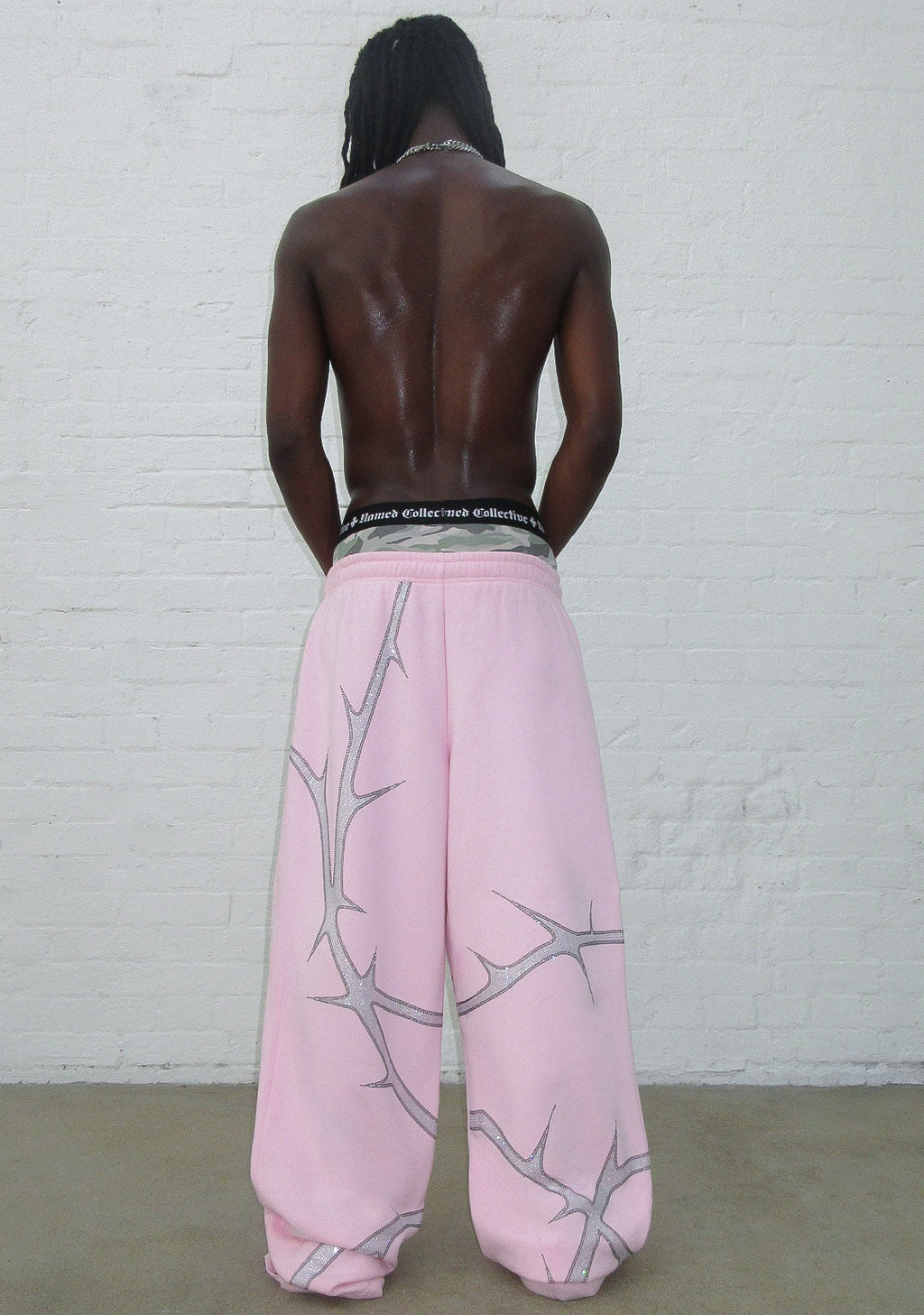 Pantalones de chándal extragrandes con pedrería THORN, rosa bebé