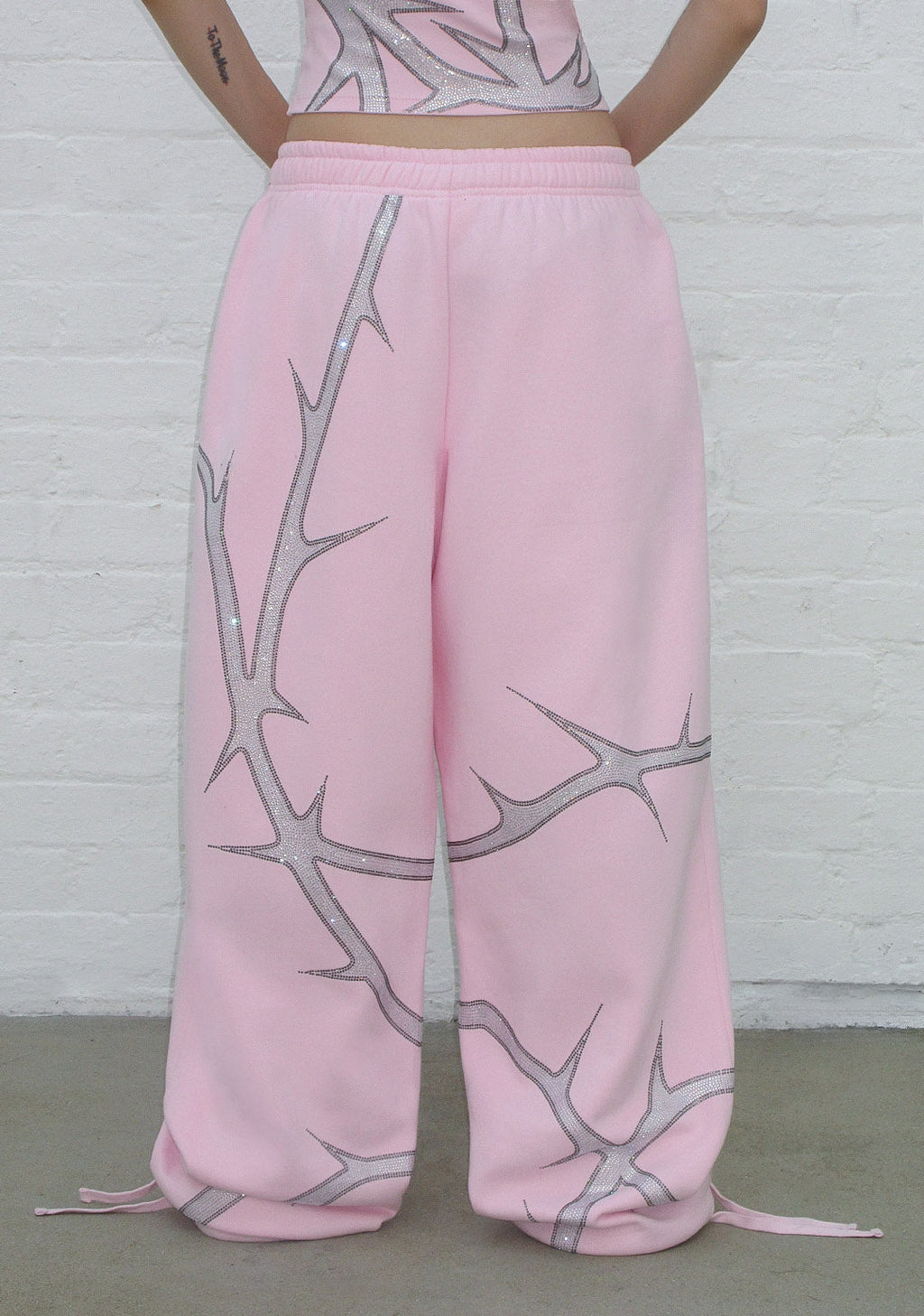 Pantalones de chándal extragrandes con pedrería THORN, rosa bebé