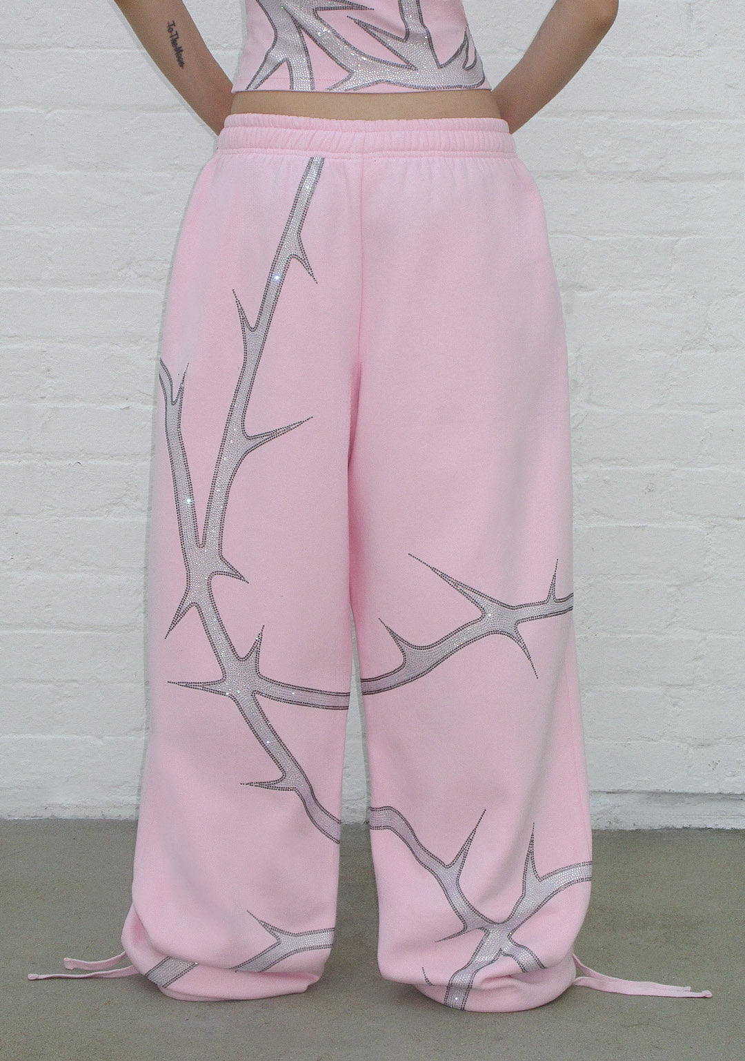 Pantalones de chándal extragrandes con pedrería THORN, rosa bebé