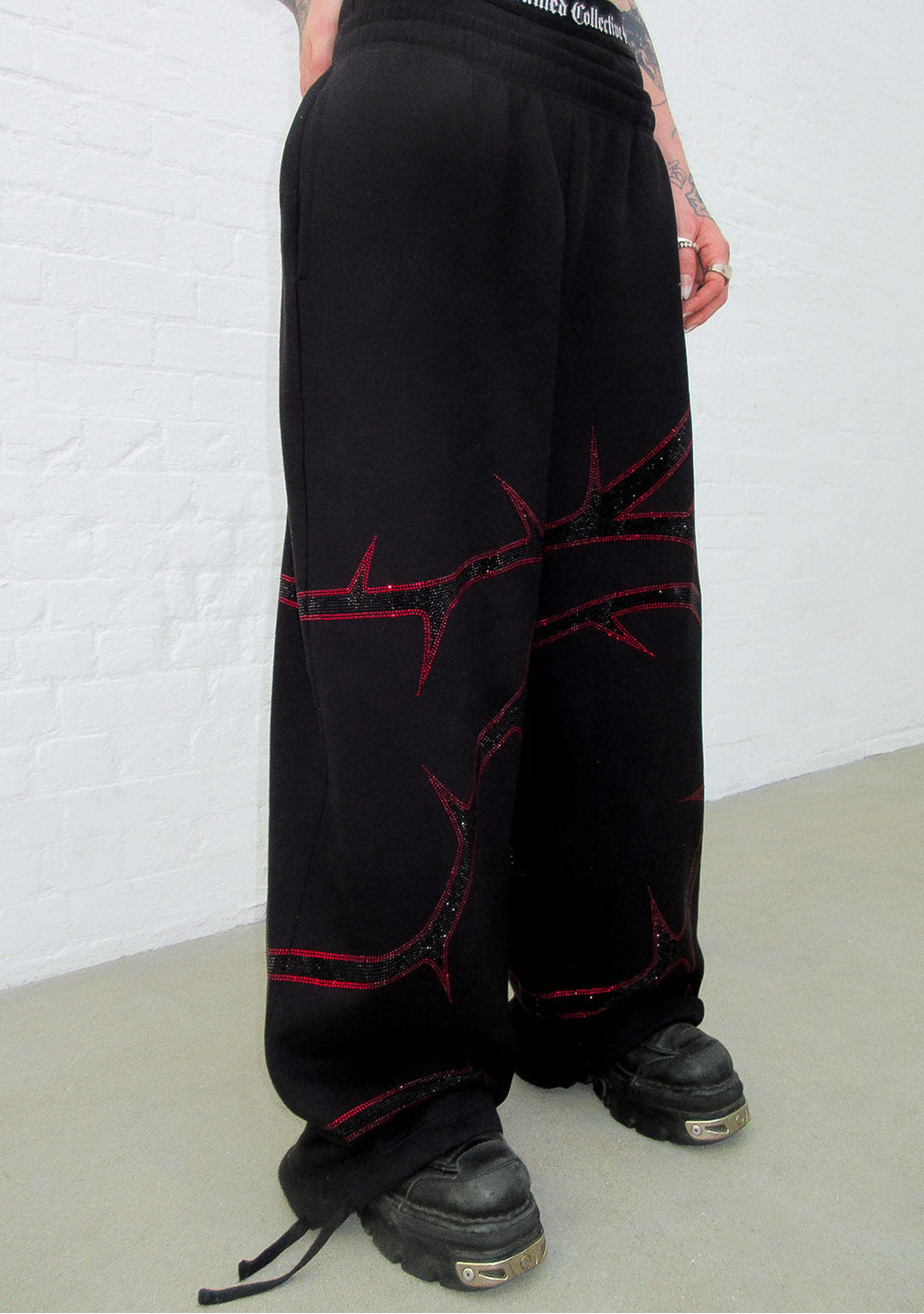 PANTALÓN DE CHÁNDAL THORN CON PEDRERÍA NEGRO Y ROJO