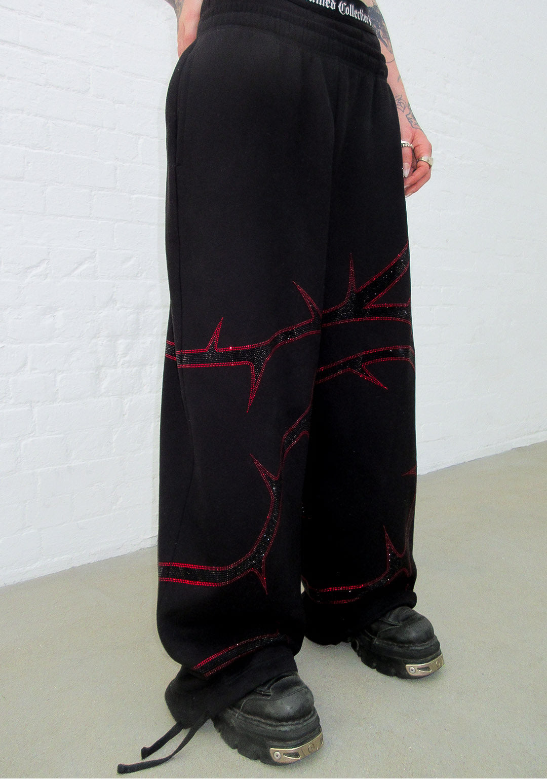 THORN RHINESTONE SWEATPANTS BLACK AND RED