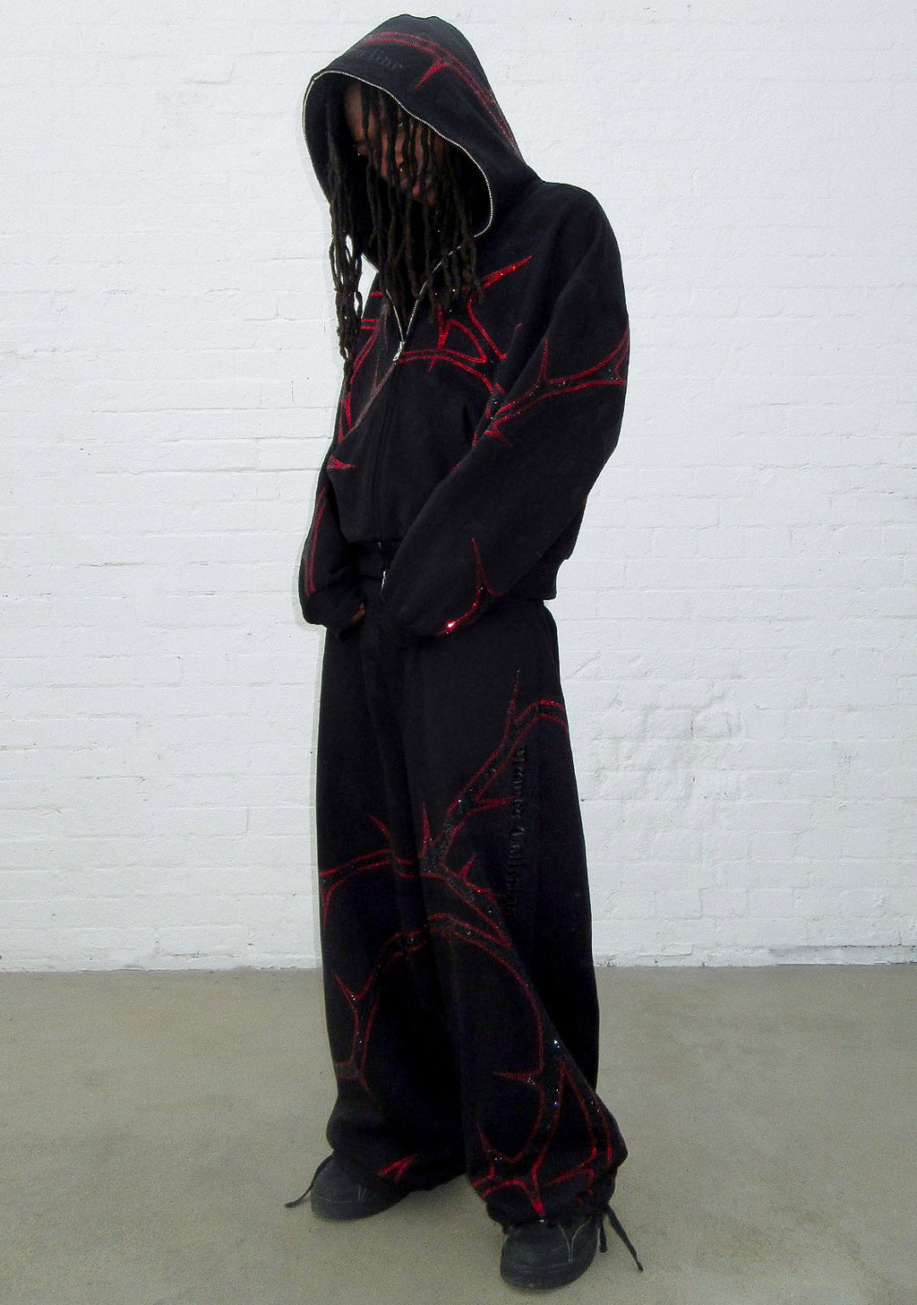 PANTALÓN DE CHÁNDAL THORN CON PEDRERÍA NEGRO Y ROJO