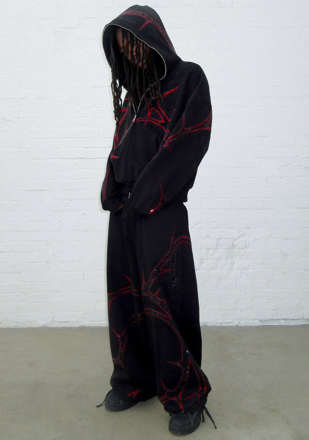 THORN RHINESTONE SWEATPANTS BLACK AND RED