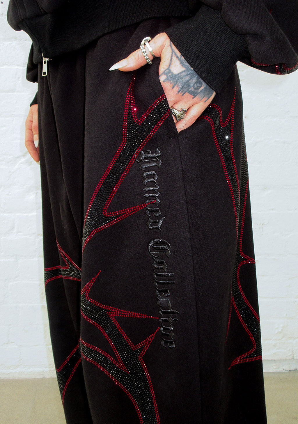 PANTALÓN DE CHÁNDAL THORN CON PEDRERÍA NEGRO Y ROJO