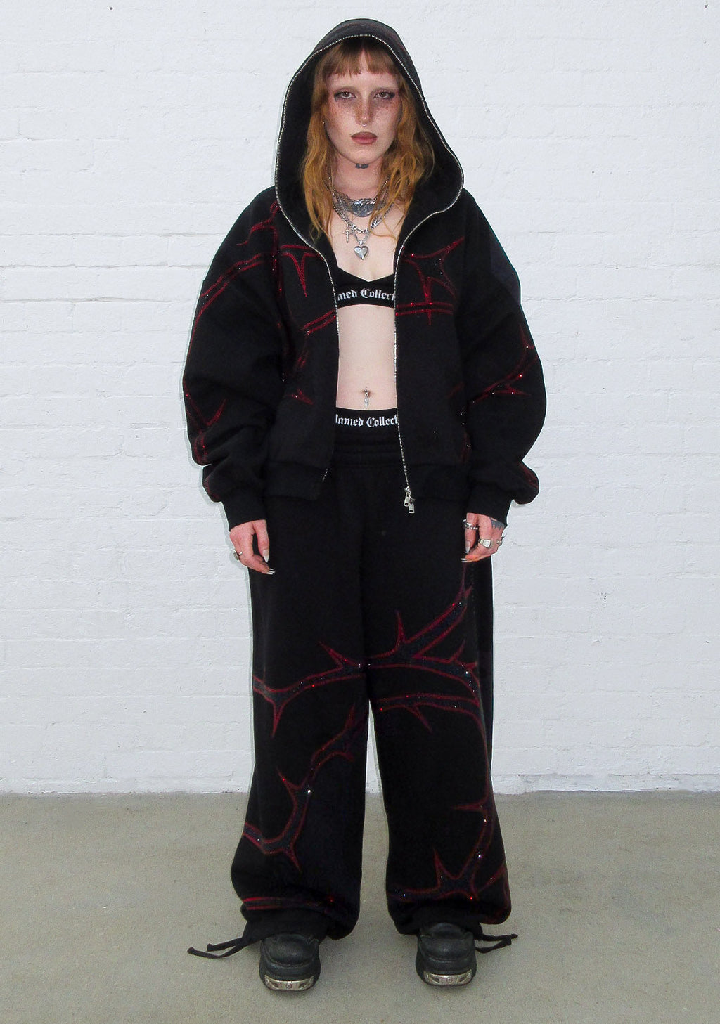 PANTALÓN DE CHÁNDAL THORN CON PEDRERÍA NEGRO Y ROJO