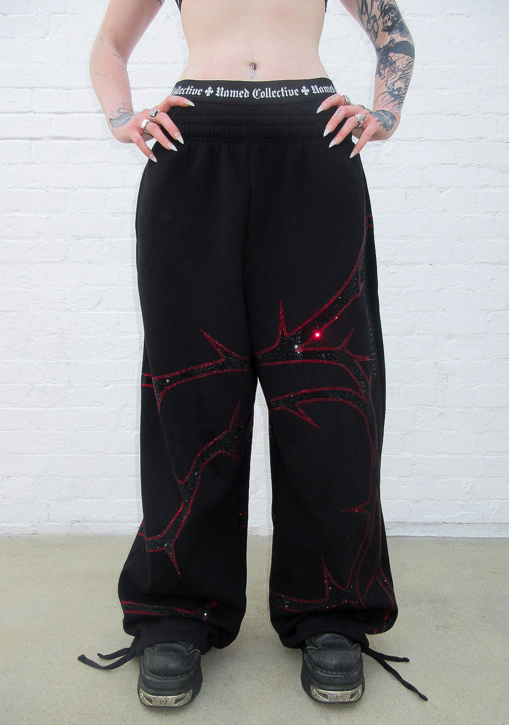 PANTALÓN DE CHÁNDAL THORN CON PEDRERÍA NEGRO Y ROJO