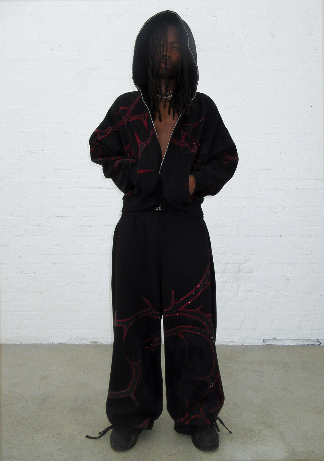 PANTALÓN DE CHÁNDAL THORN CON PEDRERÍA NEGRO Y ROJO