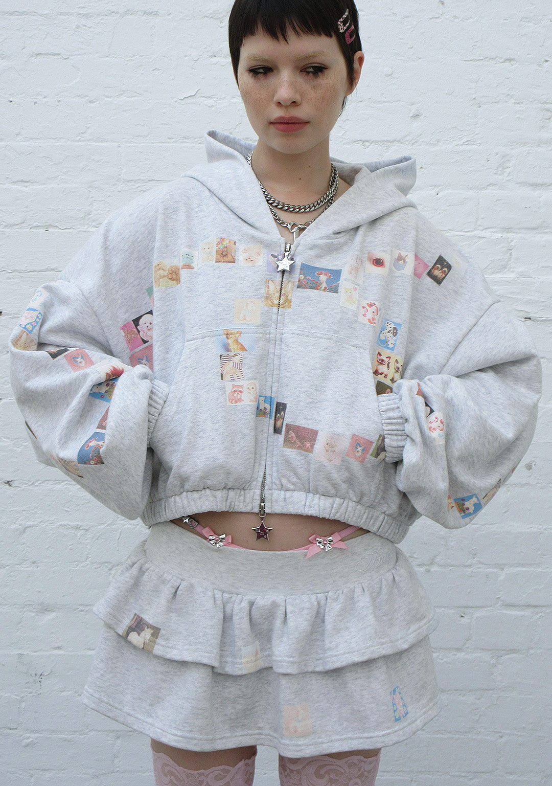 TRINKET MOTIF CROP ZIP HOODIE GRAU MELIERT