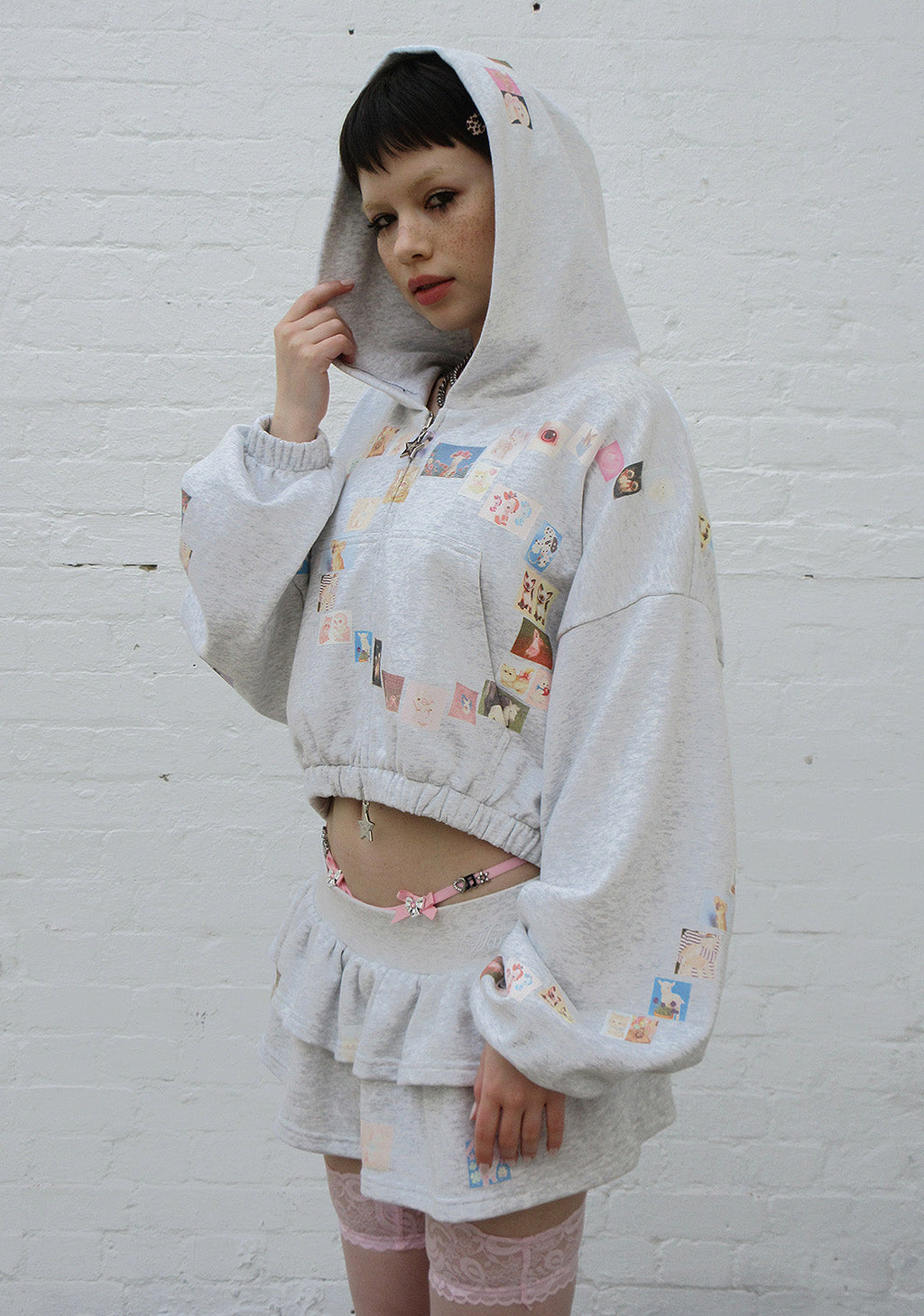 TRINKET MOTIF CROP ZIP HOODIE GRAU MELIERT