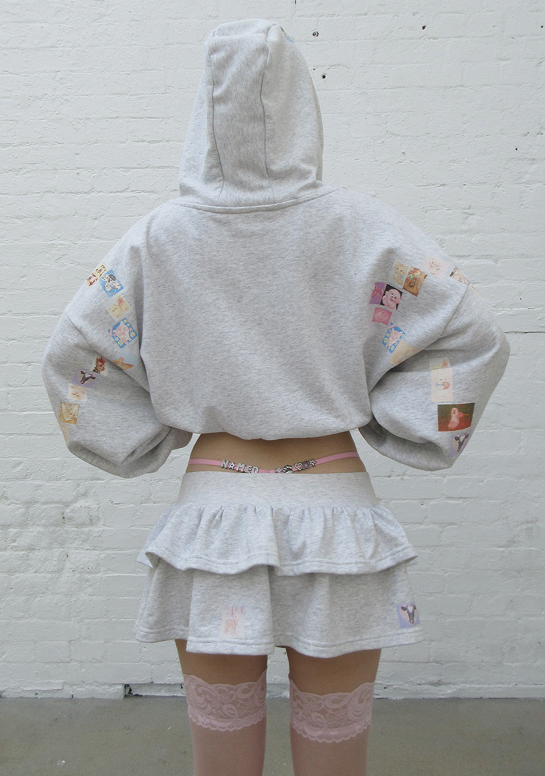 TRINKET MOTIF CROP ZIP HOODIE GRAU MELIERT