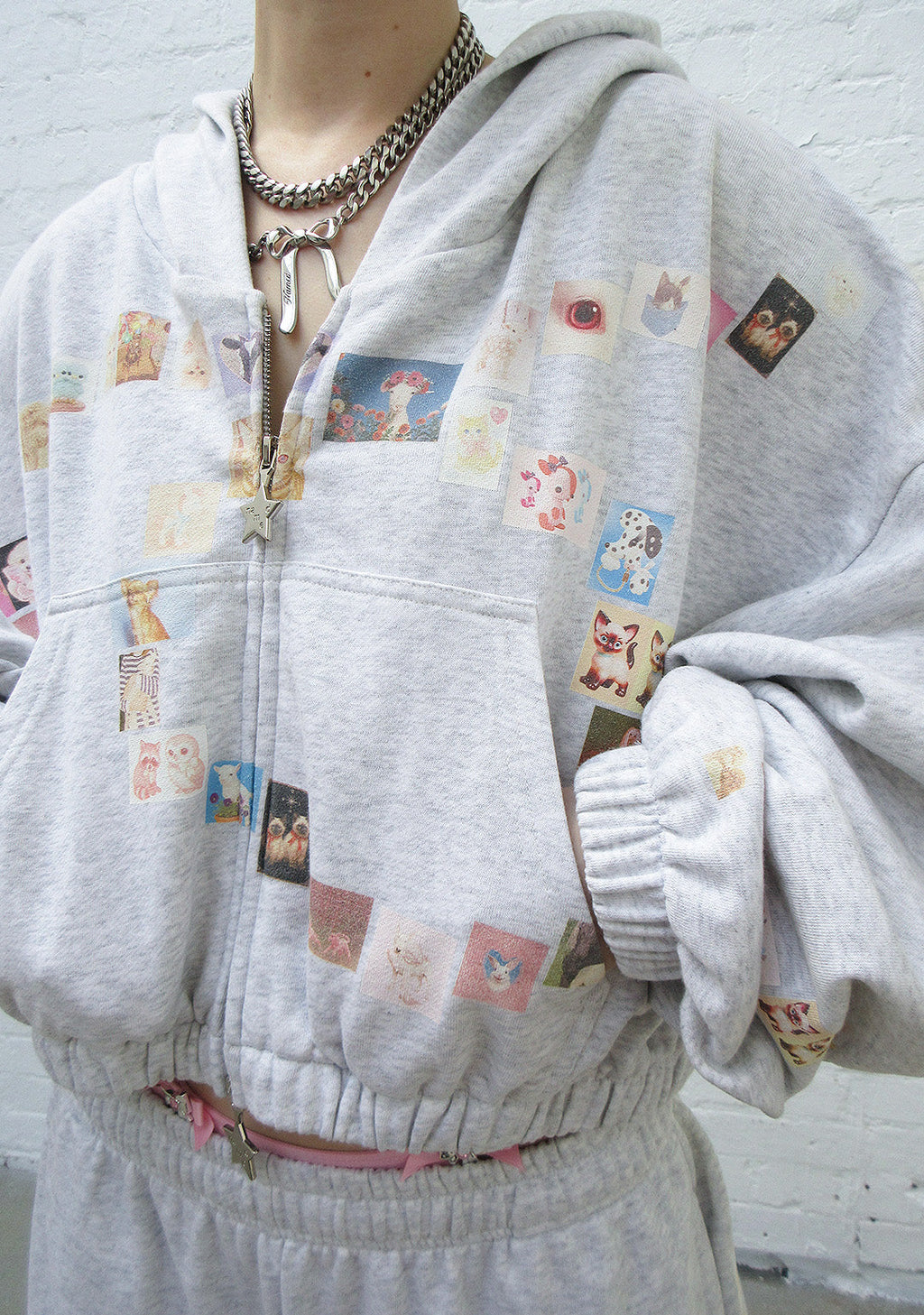 TRINKET MOTIF CROP ZIP HOODIE GRAU MELIERT