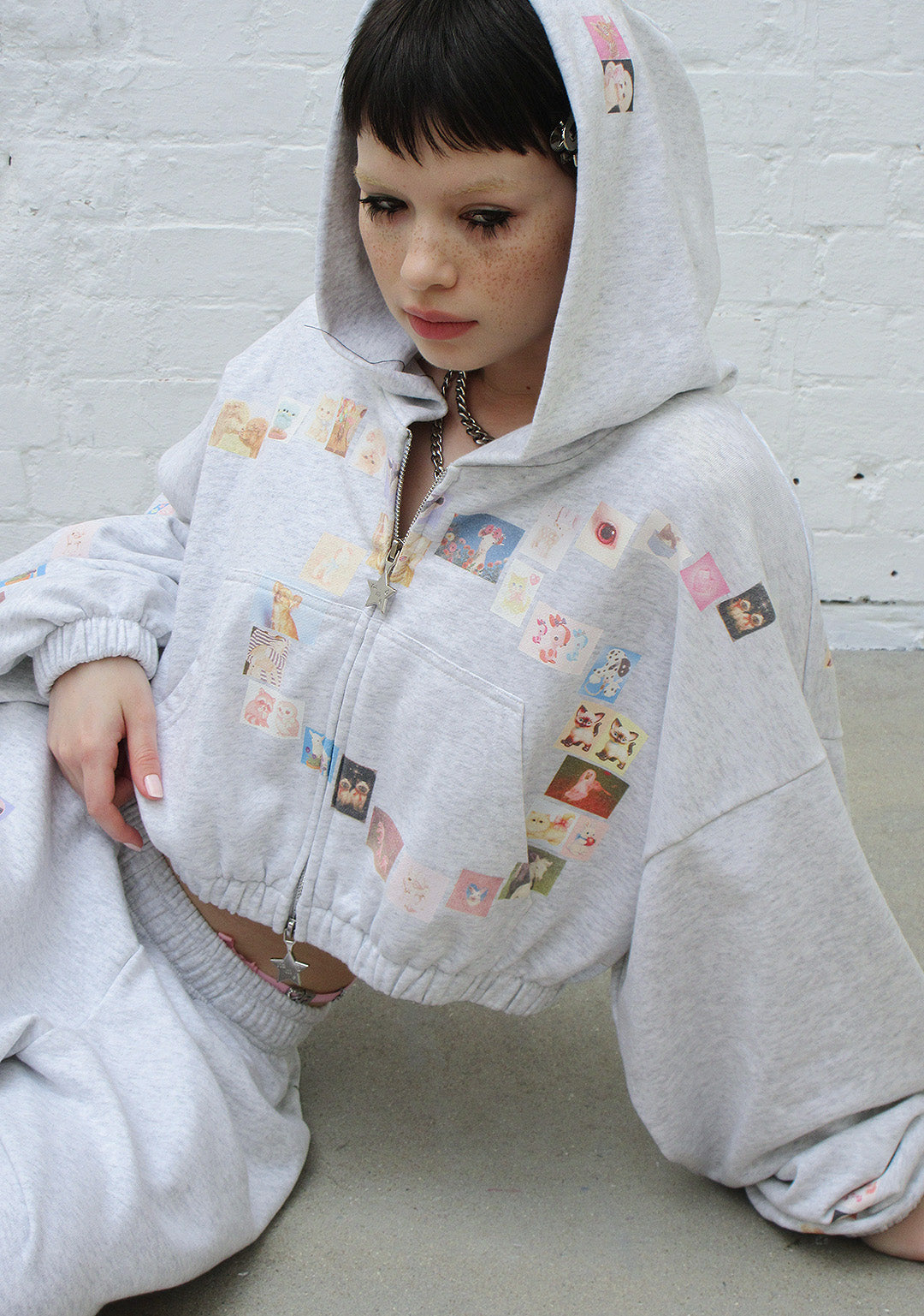 TRINKET MOTIF CROP ZIP HOODIE GRAU MELIERT