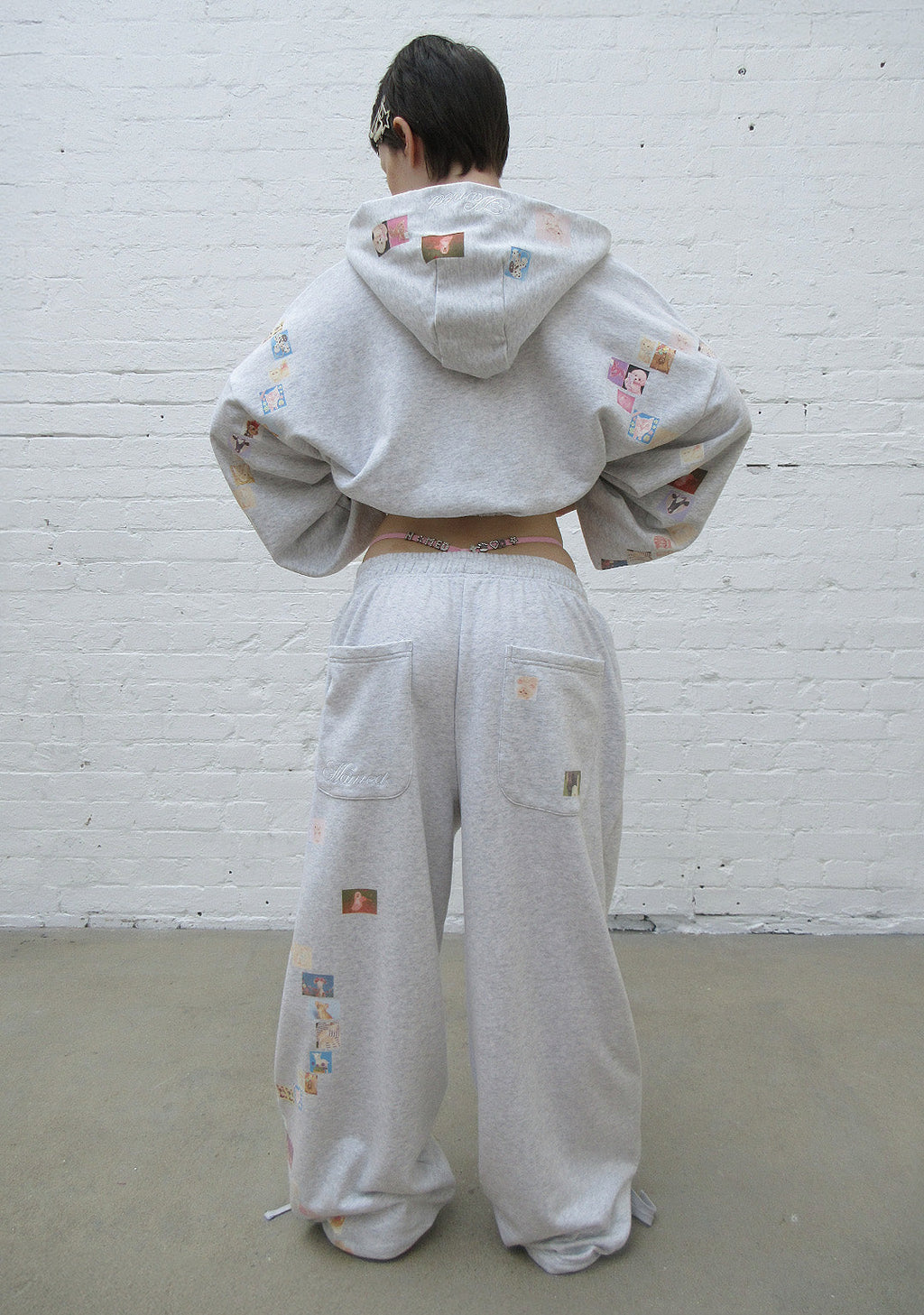 TRINKET MOTIF CROP ZIP HOODIE GRAU MELIERT