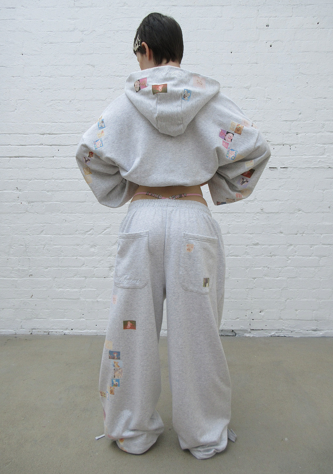 TRINKET MOTIF CROP ZIP HOODIE GRAU MELIERT
