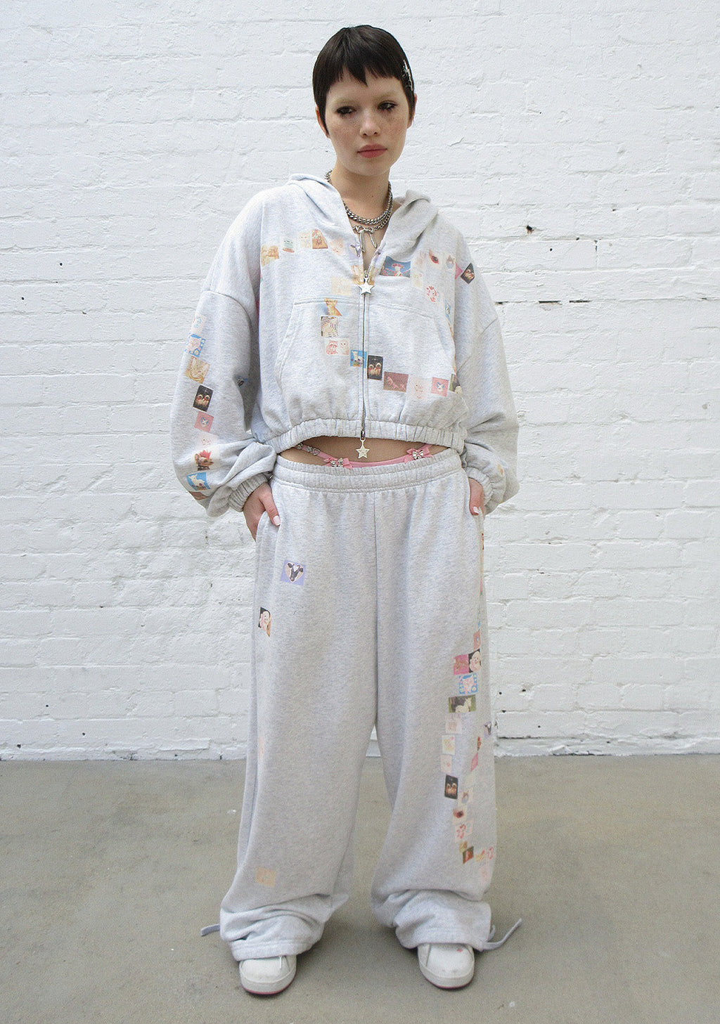 TRINKET MOTIF CROP ZIP HOODIE GRAU MELIERT
