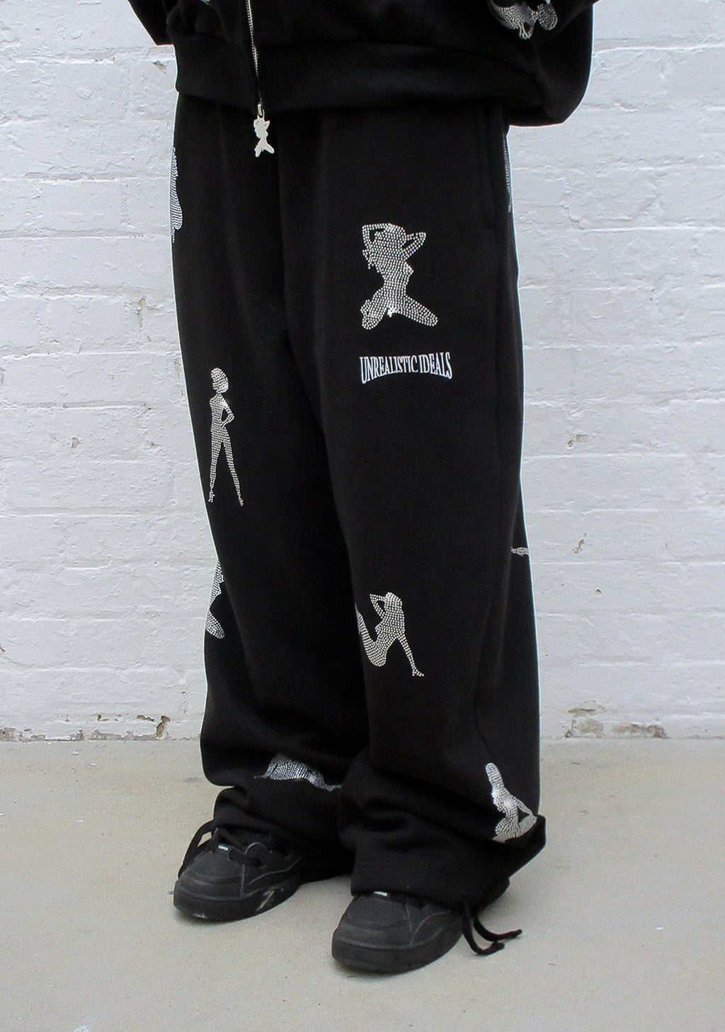 PANTALON DE JOGGING OVERSIZE À STRASS UNREALISTIC IDEALS NOIR