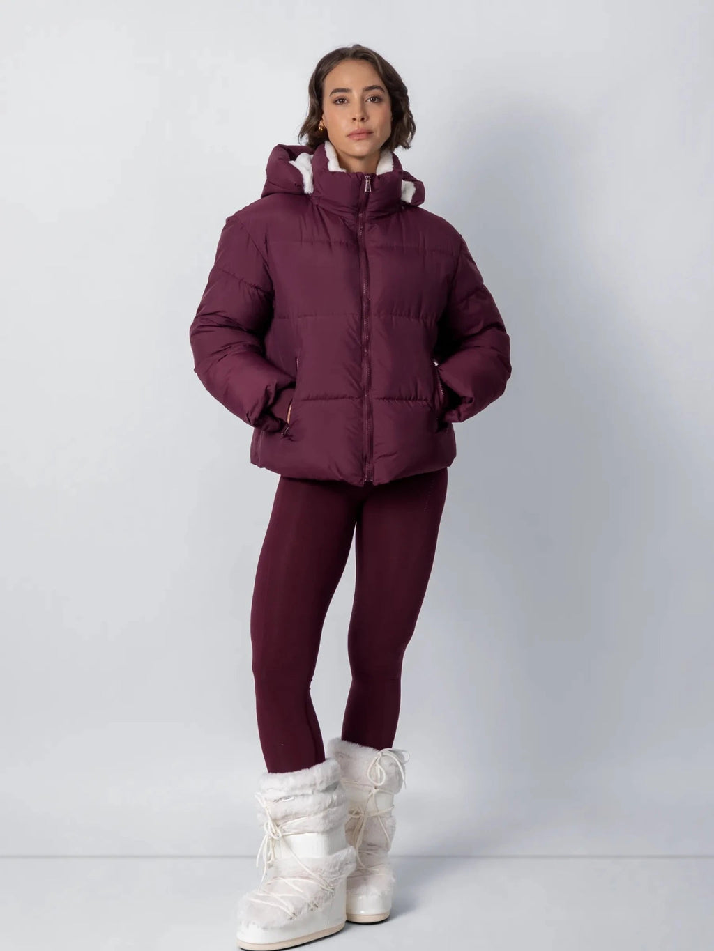 Kurze Steppjacke mit abnehmbarer Kapuze und Webpelzfutter