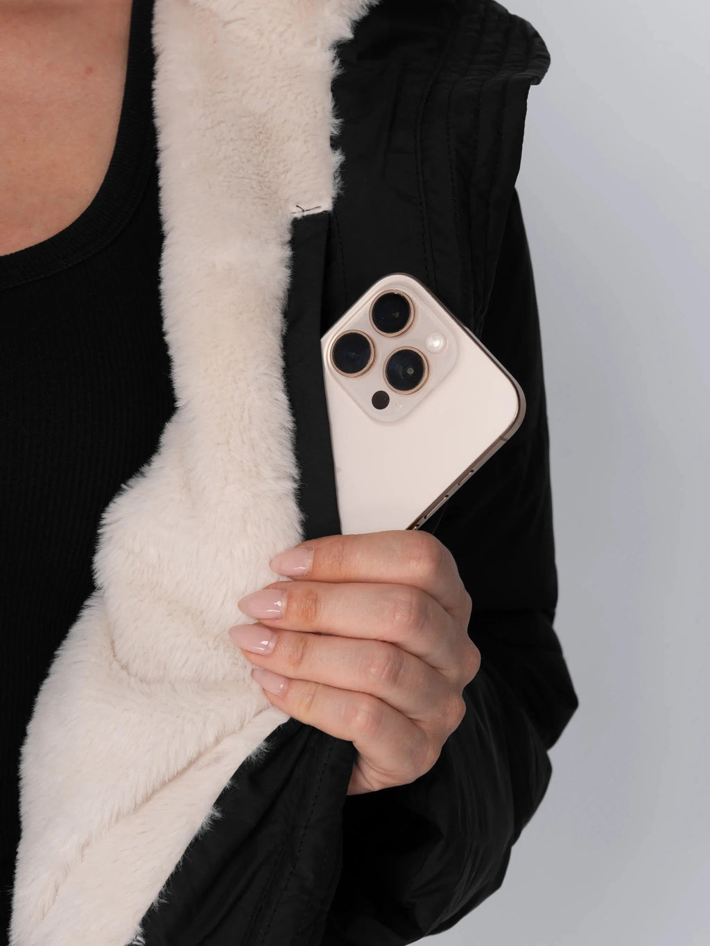 Kurze Steppjacke mit abnehmbarer Kapuze und Webpelzfutter
