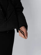 Kurze Steppjacke mit abnehmbarer Kapuze und Webpelzfutter
