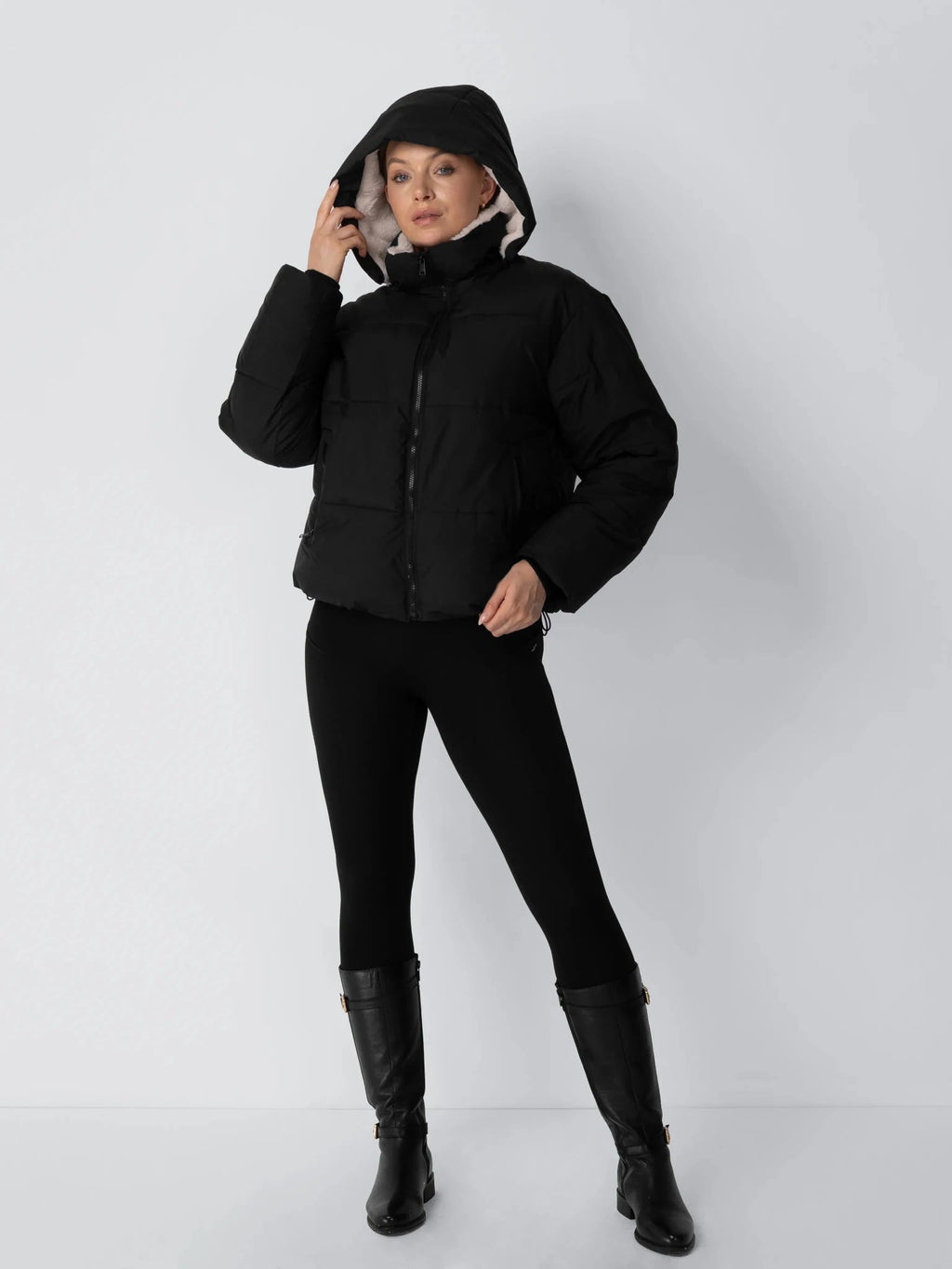 Kurze Steppjacke mit abnehmbarer Kapuze und Webpelzfutter