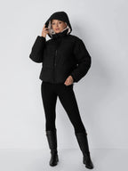Kurze Steppjacke mit abnehmbarer Kapuze und Webpelzfutter