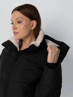 Kurze Steppjacke mit abnehmbarer Kapuze und Webpelzfutter