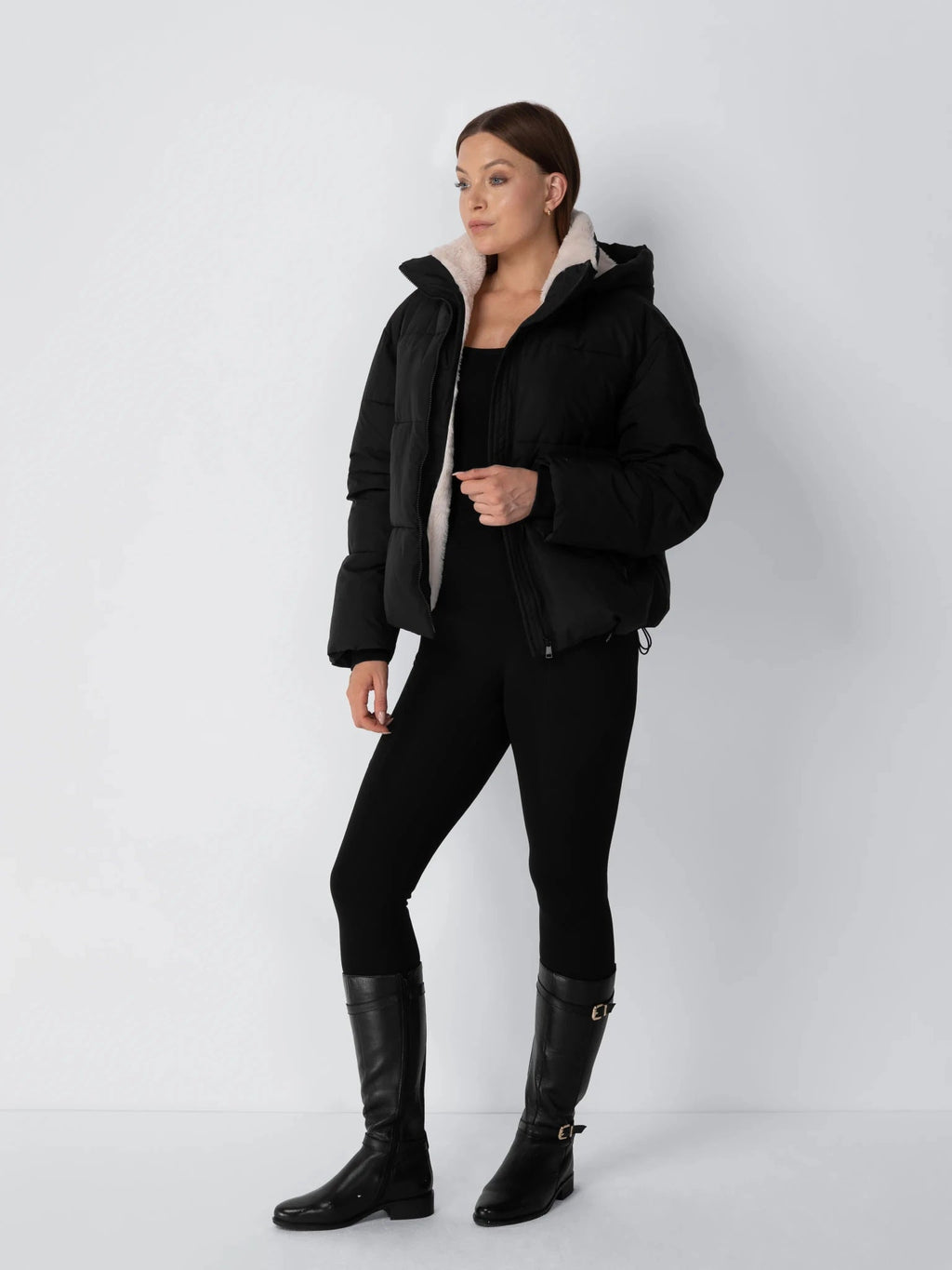 Kurze Steppjacke mit abnehmbarer Kapuze und Webpelzfutter