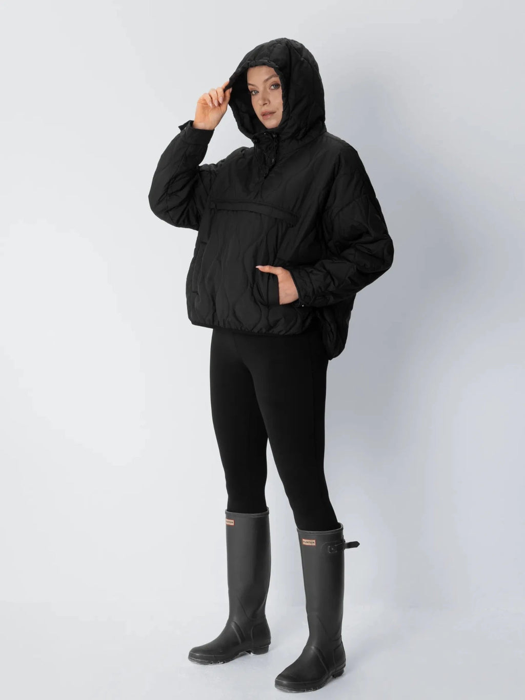Gewatteerde hoodie die compact opvouwbaar is, met kangoeroezak