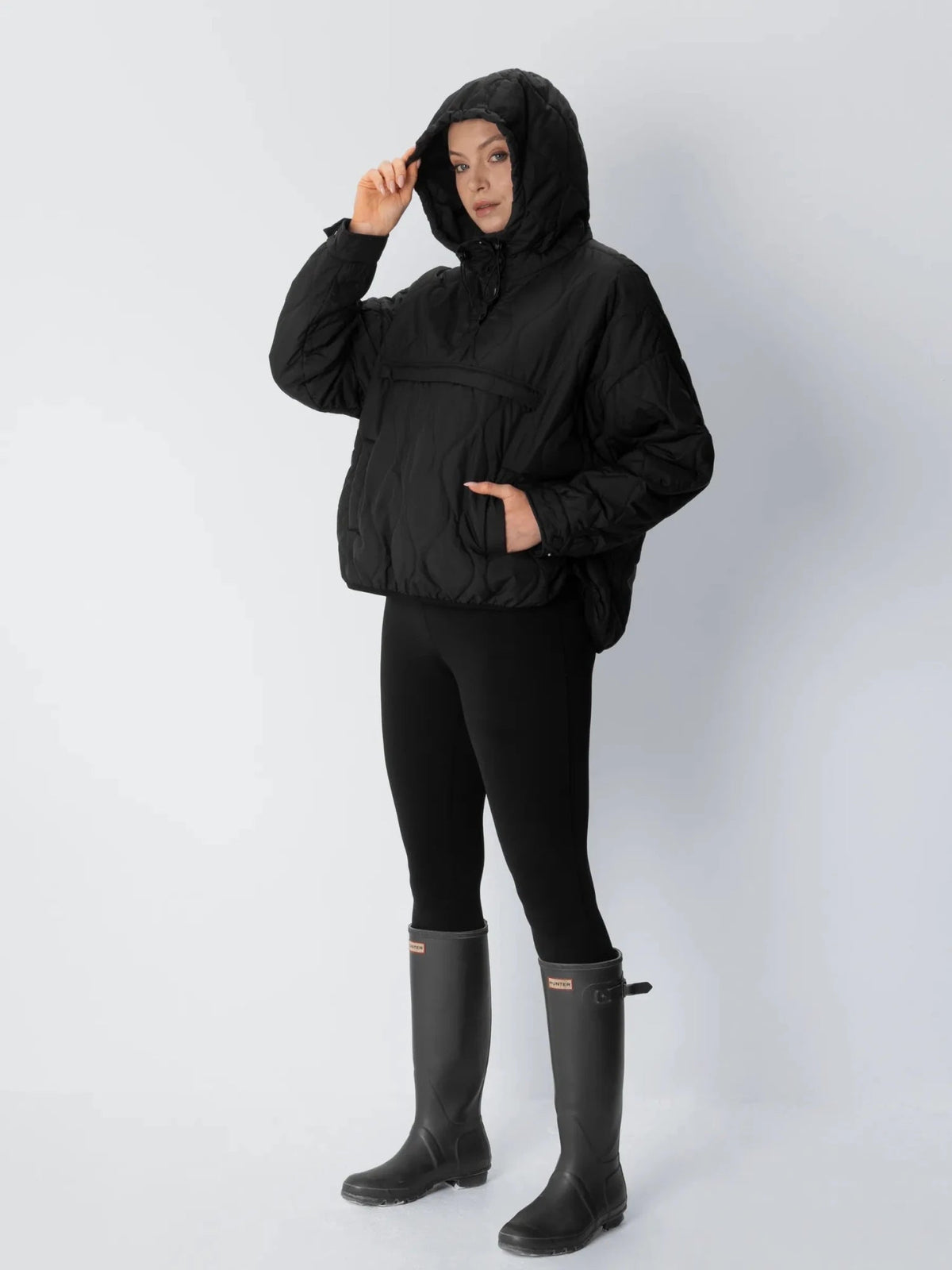 Gewatteerde hoodie die compact opvouwbaar is, met kangoeroezak