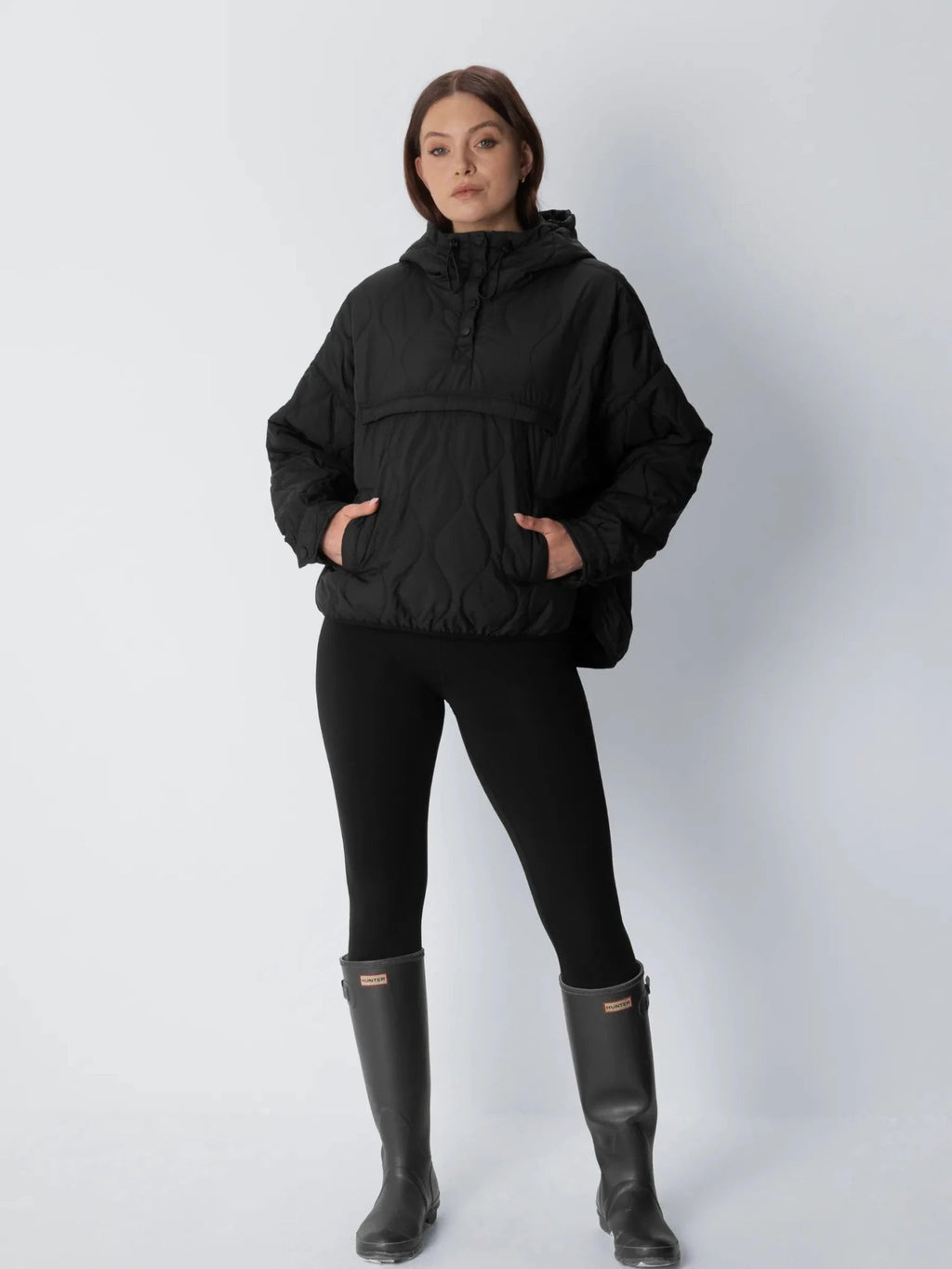 Gewatteerde hoodie die compact opvouwbaar is, met kangoeroezak