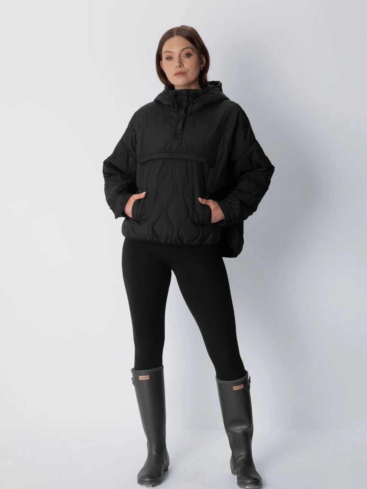 Gewatteerde hoodie die compact opvouwbaar is, met kangoeroezak