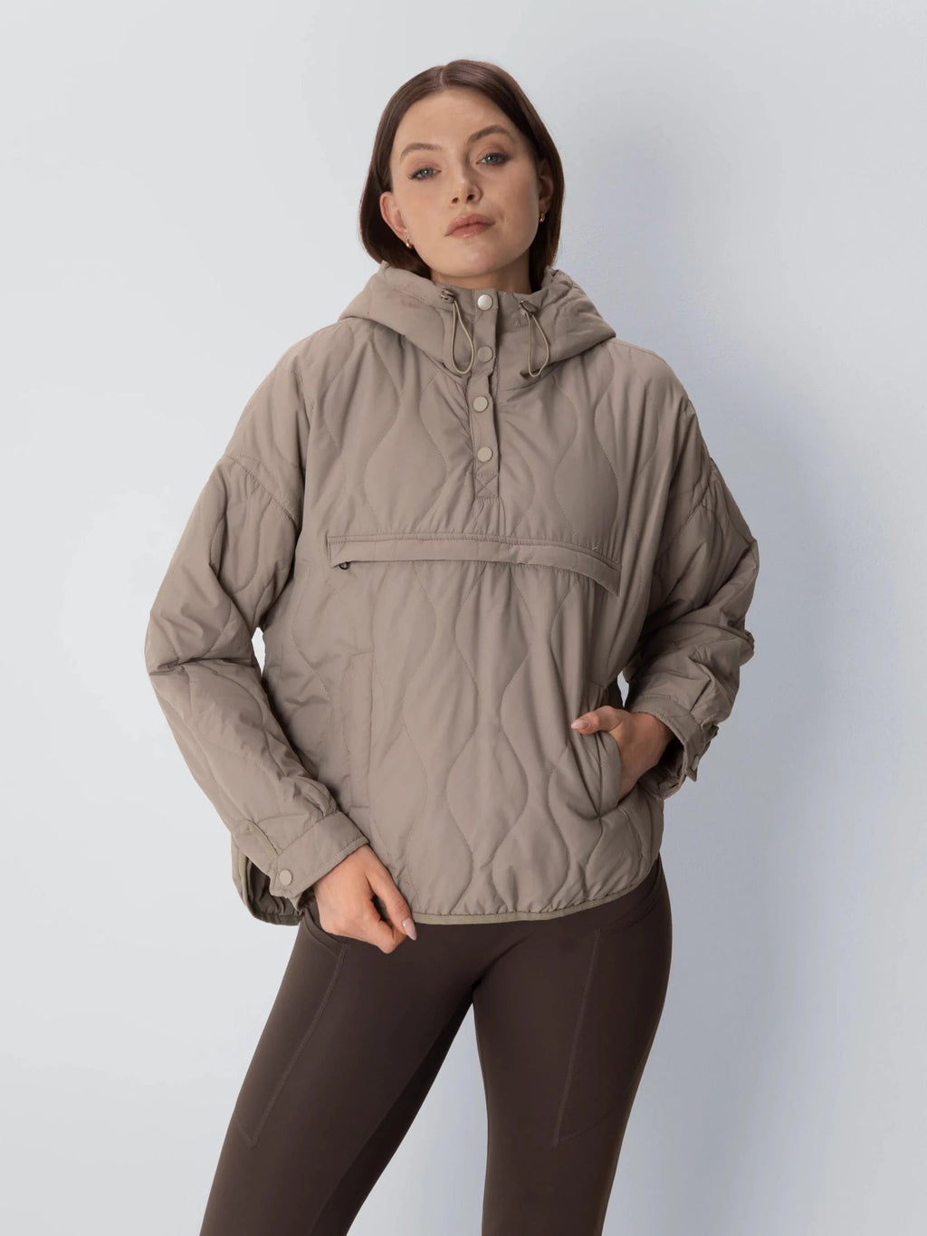 Gewatteerde hoodie die compact opvouwbaar is, met kangoeroezak