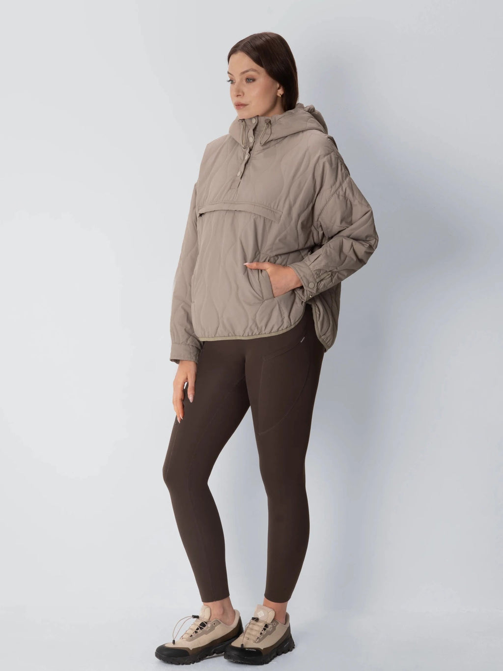 Gewatteerde hoodie die compact opvouwbaar is, met kangoeroezak