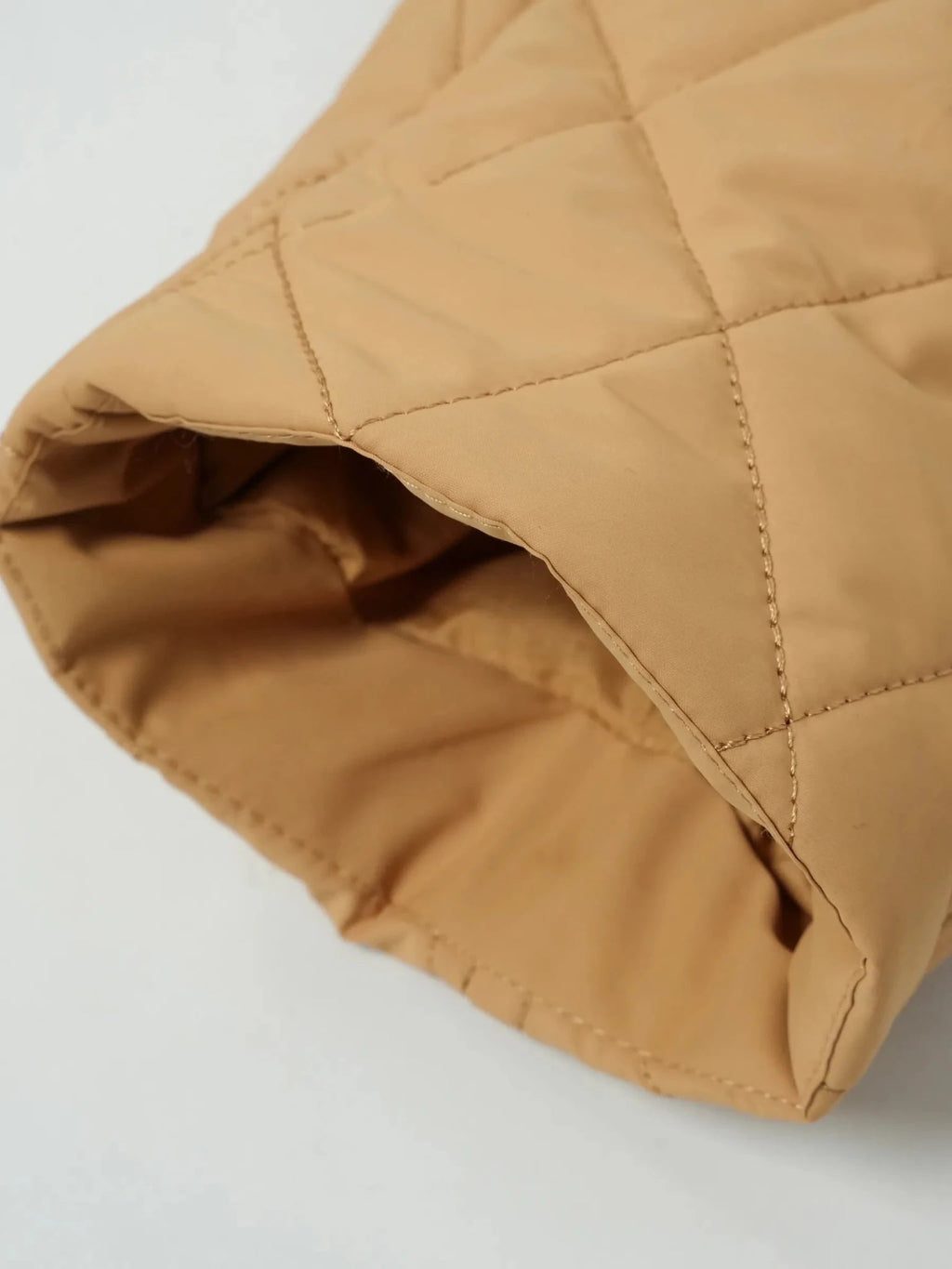 Manteau long matelassé à losanges avec ceinture