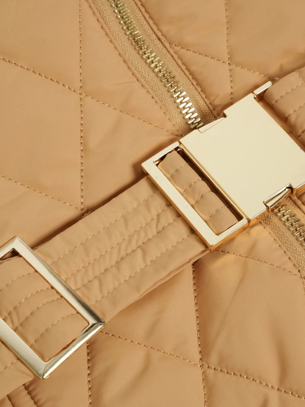 Manteau long matelassé à losanges avec ceinture