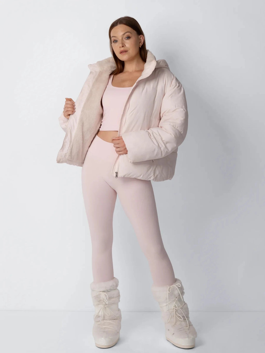Kurze Steppjacke mit abnehmbarer Kapuze und Webpelzfutter
