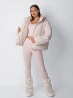 Kurze Steppjacke mit abnehmbarer Kapuze und Webpelzfutter